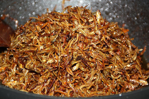 Processing of dried anchovies rim delicious milk for dinner daily