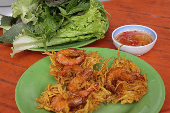 Eating shrimp chips authentic West Lake in the heart of Saigon